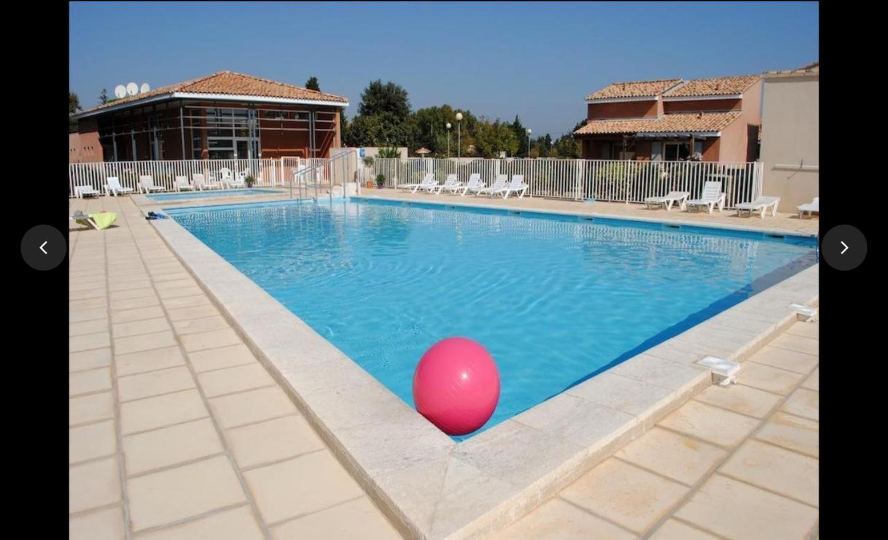 Maison Plain Pied Avec Climatisation Dans Une Residence Privee Avec Piscine Saint-Saturnin-lès-Avignon Eksteriør billede